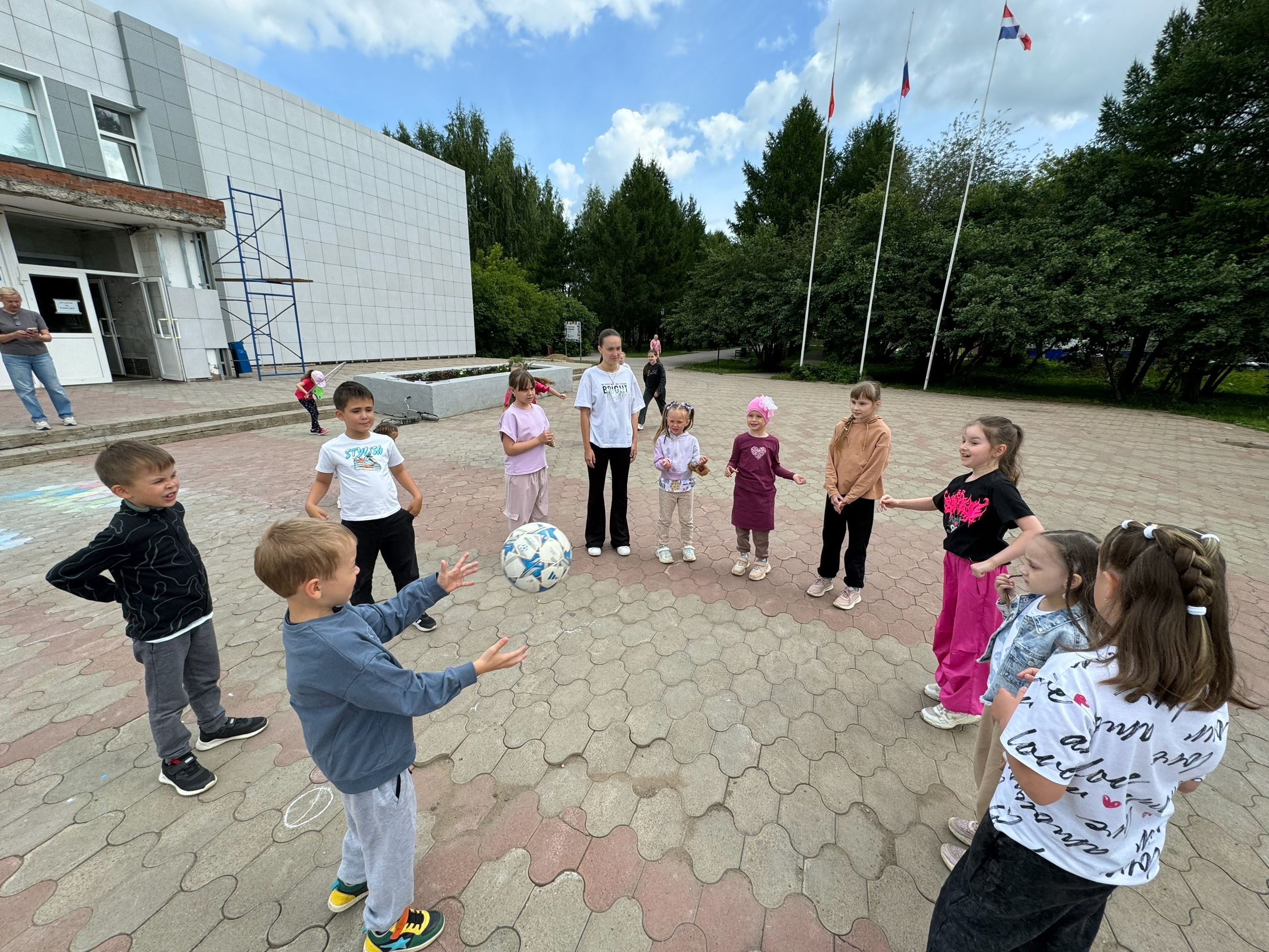 Творческая летняя площадка для детей «Смайлик»